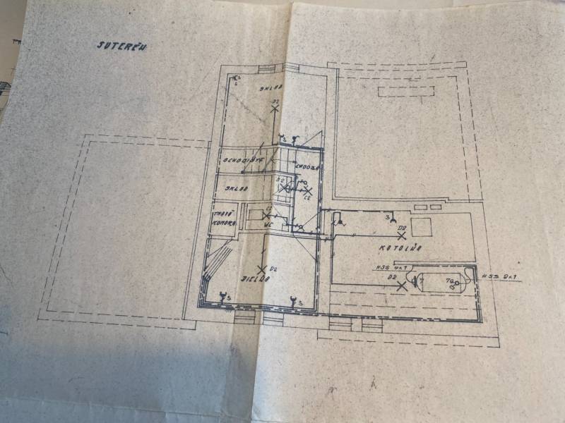 Grundriss des Kellers eines Einfamilienhauses mit Heizraum, Lagerräumen und WC.