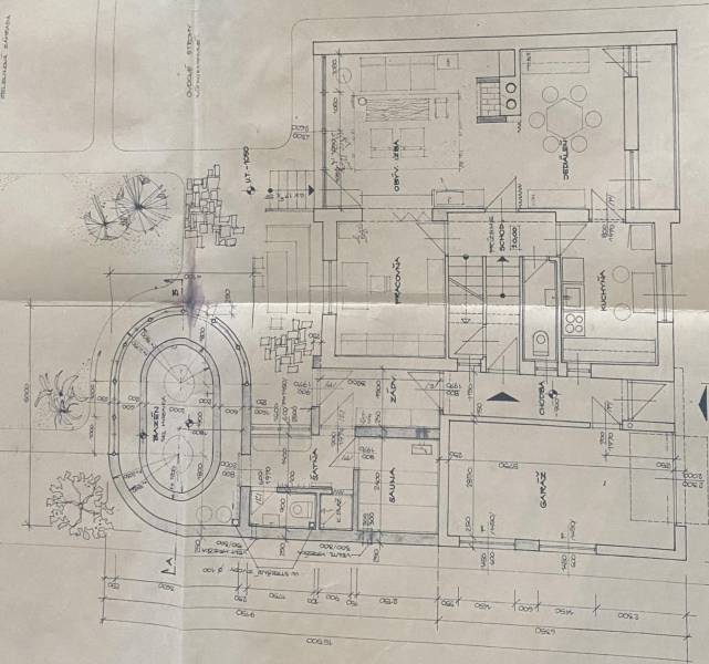 Grundriss eines Einfamilienhauses mit Garage, Pool und Sauna in der Jasná-Straße in Šamorín.