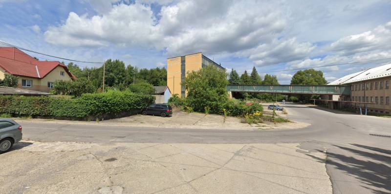 Die Kreuzung in der Štrajkova-Straße in Handlová, umgeben von Grünflächen und Industriegebäuden. Grundstücke - kommerziell.