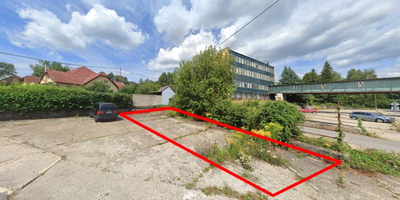 Grundstücke - Gewerbe in Handlová an der Štrajková, neben dem Parkplatz und den Verwaltungsgebäuden.