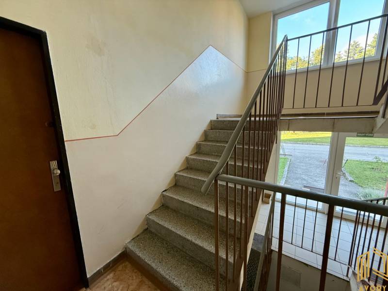 Die Treppe führt zu einer 2-Zimmer-Wohnung im Wohngebiet in Jablonica, sauber und hell.