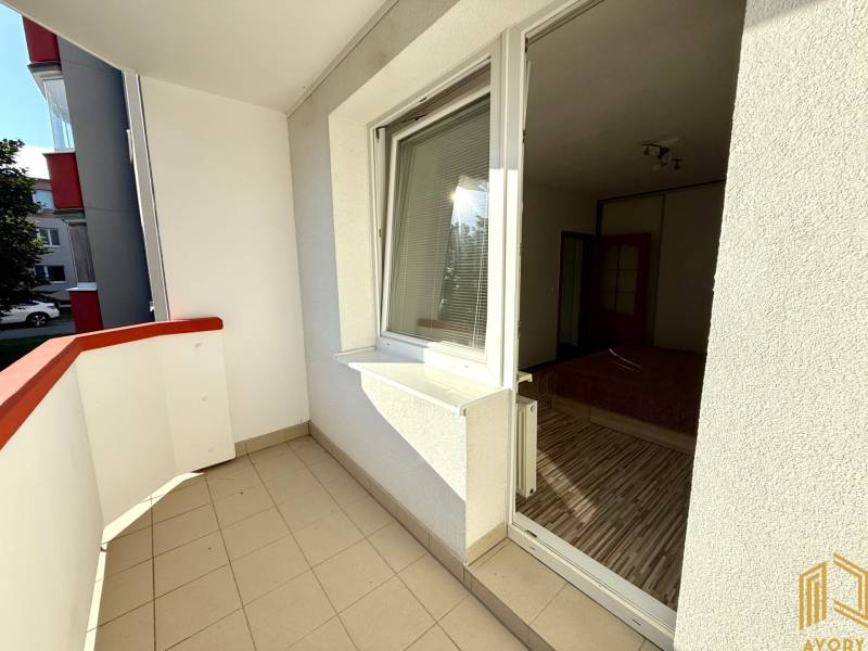 Balkon in einer 2-Zimmer-Wohnung mit Blick auf die Straße Sídlisko in Jablonica.