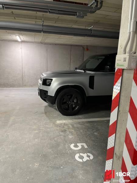 Auto geparkt in der Garage in Bratislava - Rača, Pri Šajbách, neben der Markierung Platz 53.