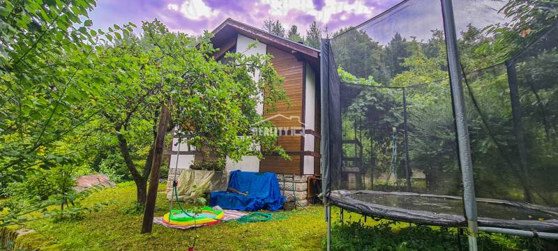 Ein Ferienhaus in Mojša, umgeben von Grün, ein Garten mit Trampolin und eine einzigartige Atmosphäre.
