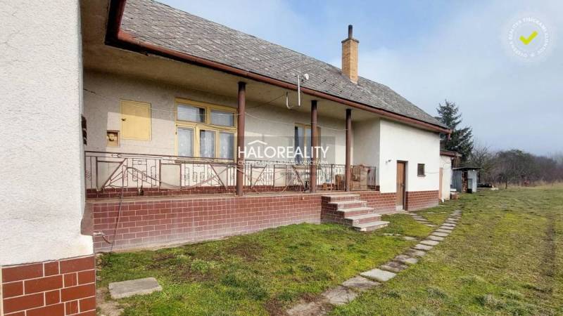 Ein Haus mit einer Veranda und Treppen auf Grundstücken für Wohnzwecke in Ruskov.