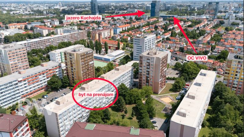 Luftaufnahme von Wohngebäuden in Bratislava auf der Straße Československých parašutistov, in der Nähe von Kuchajda.
