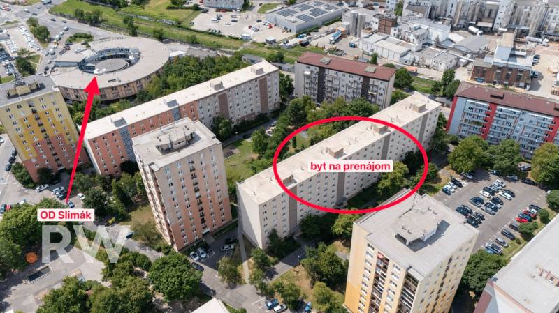 Luftaufnahme von Wohngebäuden mit einer markierten 2-Zimmer-Wohnung in Bratislava – Nové Mesto.