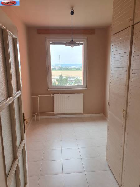 Kleines Zimmer in einer 3-Zimmer-Wohnung, Schränke, Fenster mit Aussicht, Heizkörper.