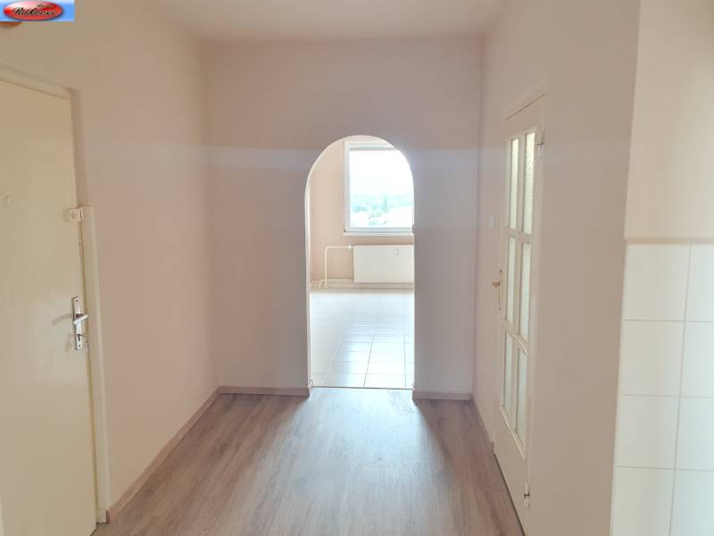 Flur mit einem Bogenübergang und Boden in einer 3-Zimmer-Wohnung.