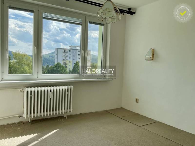 Ein Zimmer in einer 3-Zimmer-Wohnung mit Blick auf die Natur und das benachbarte Plattenbau.