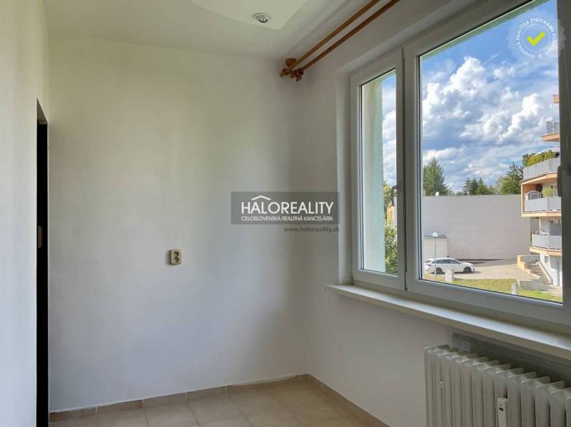 Interieur einer 3-Zimmer-Wohnung mit weißen Wänden und Blick aus dem Fenster auf Zvolen.