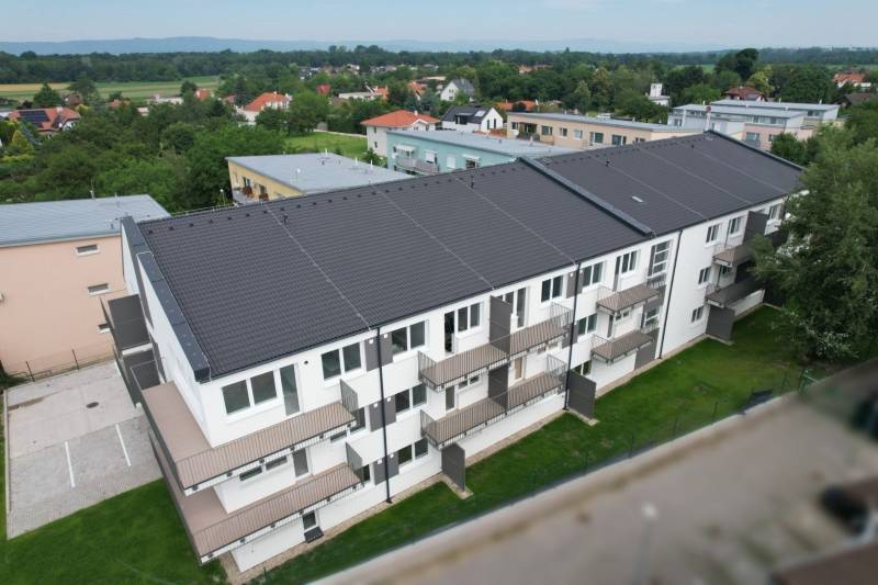 Wohngebäude mit Balkonen, Umgebung der Muškátová-Straße, Angebot von 3-Zimmer-Wohnungen, grüne Umgebung.