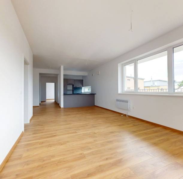 Geräumiger Wohnbereich mit Holzboden in einer 3-Zimmer-Wohnung.