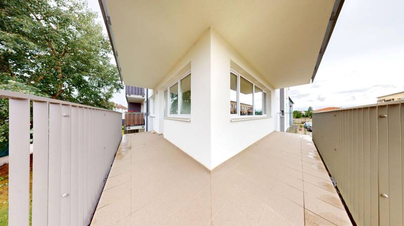 Der Balkon einer 3-Zimmer-Wohnung in der Muškátová-Straße in Zálesie, eingezäunt.