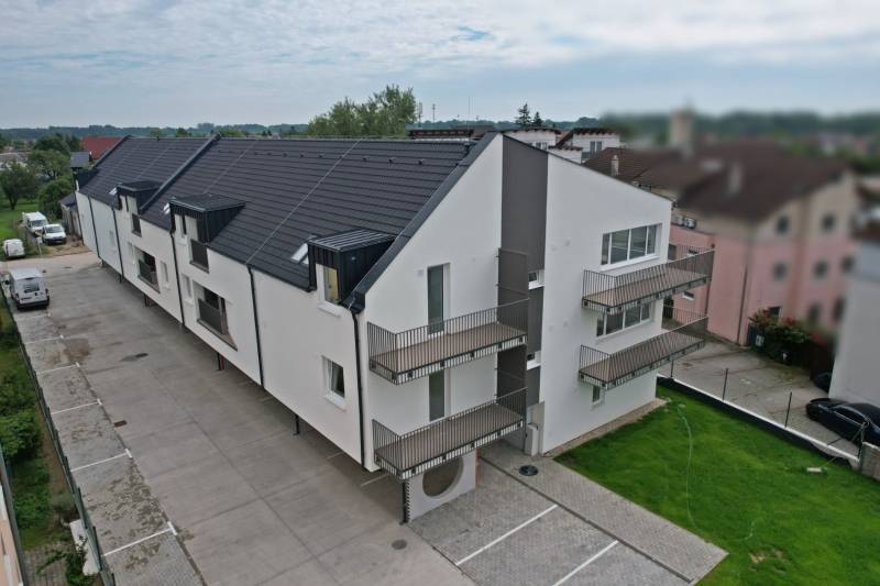 Wohnkomplex in der Muškátová-Straße in Zálesie mit Parkplätzen und minimalistischer Architektur.