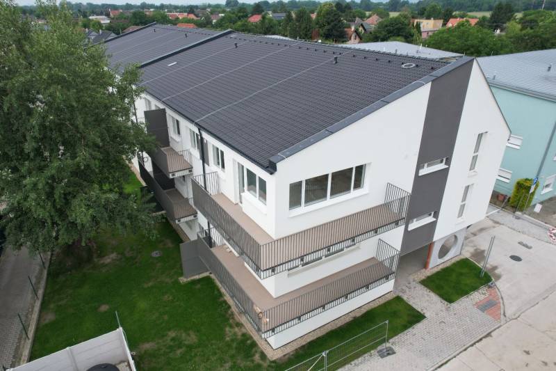 Ein Wohnhaus in der Muškátová-Straße in Zálesie mit drei Stockwerken und Balkonen.