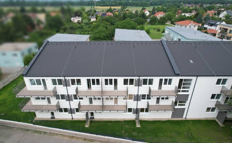 Ein Wohnhaus in der Muškátová-Straße in Zálesie mit Balkonen und grüner Umgebung.