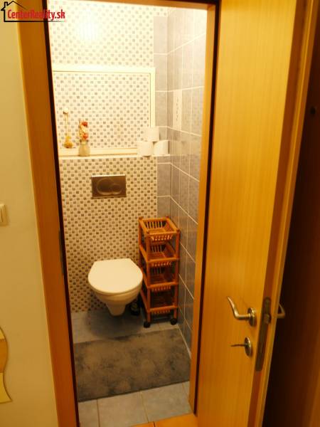 Badezimmer mit Toilette und Fliesen in einer 3-Zimmer-Wohnung.