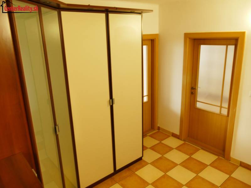 Flur in einer 3-Zimmer-Wohnung mit einem großen Einbauschrank und einer Tür mit Milchglas.