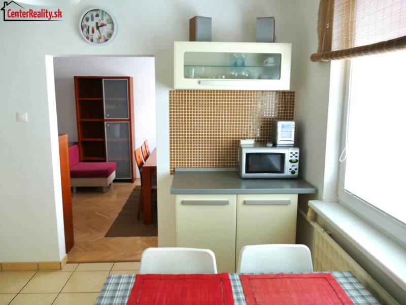 Küche in einer 3-Zimmer-Wohnung mit Esstisch und Blick ins Wohnzimmer.