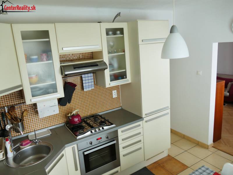 Küche in einer 3-Zimmer-Wohnung mit Eckspüle und Gasherd.