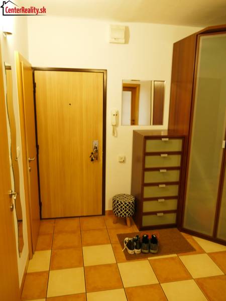 Eingangsbereich in einer 3-Zimmer-Wohnung mit Fliesenboden und Stauraum, sichtbarer Spiegel.