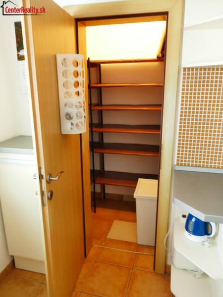 Kompakter Stauraum mit eingebauten Regalen in einer 3-Zimmer-Wohnung.