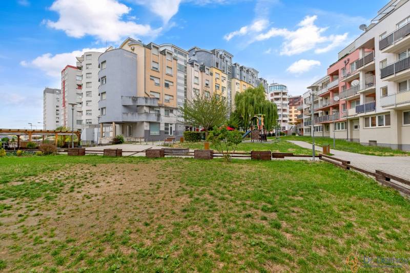 Wohngebäude und Kinderspielplatz in der Kresánkova-Straße in Bratislava - Karlova Ves.