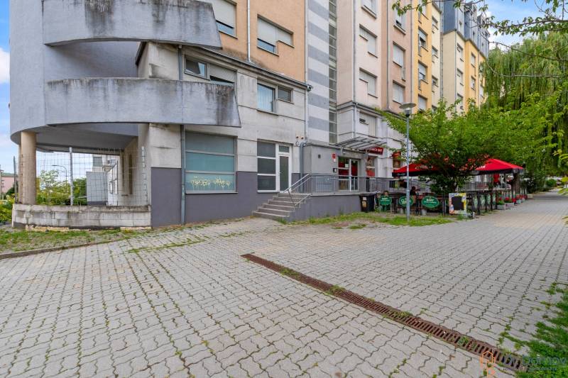 Geschäftsräume in der Kresánkova-Straße in Bratislava - Karlova Ves mit Außensitzgelegenheiten.