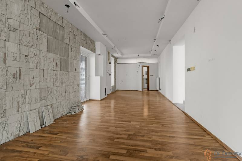 Innenraum von Geschäftsräumen mit Holzboden und texturierter Wand.