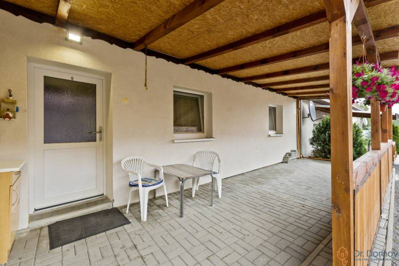 In Malé Leváre gibt es eine geräumige Terrasse bei einer 2-Zimmer-Wohnung mit Plastikstühlen.