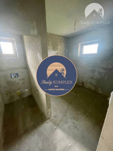 Ein Badezimmer mit zwei Fenstern im Einfamilienhaus, bereit für Anpassungen.