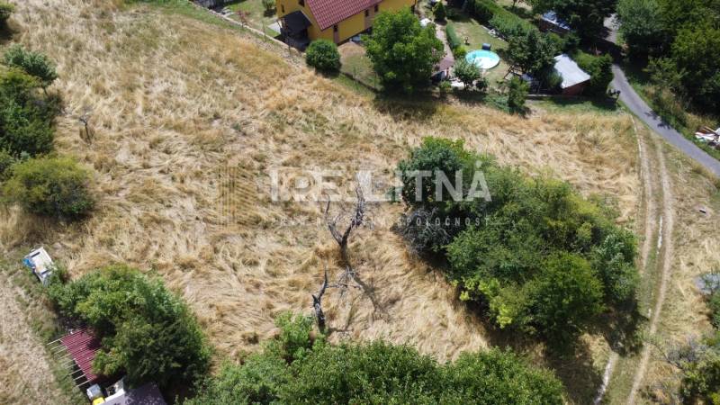 Baugrundstück in Banská Štiavnica an der SNP-Straße mit Blick auf die Gärten.