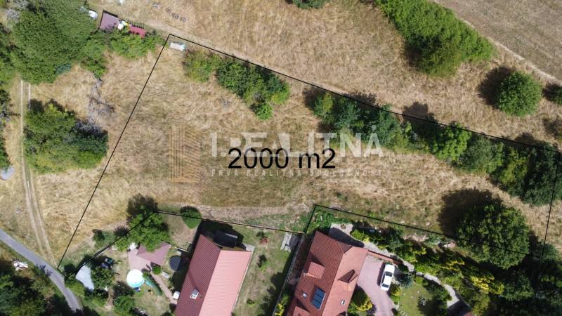 Luftaufnahme eines 2000 m² großen Baugrundstücks in Banská Štiavnica in der Straße SNP.