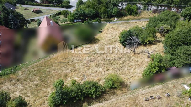 Baugrundstücke - Wohnen in Banská Štiavnica an der SNP, umgeben von Gras und Bäumen.