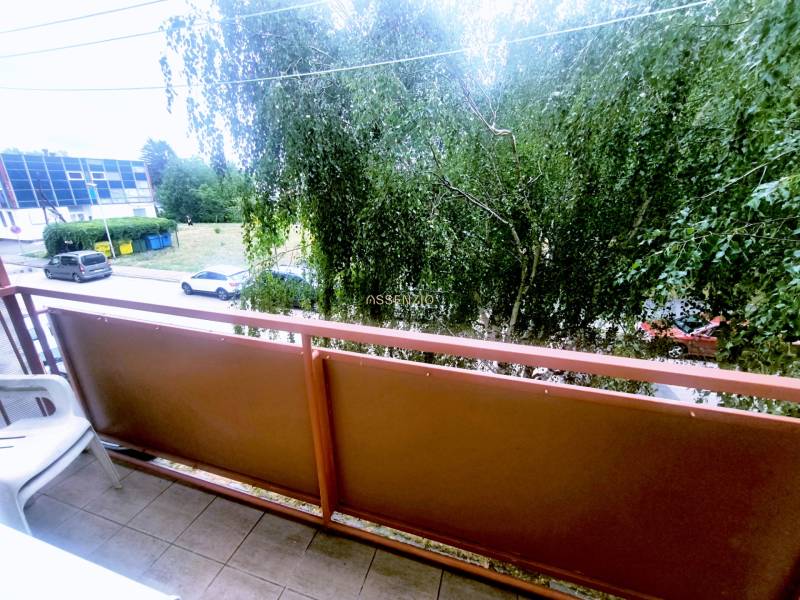 Balkon einer 3-Zimmer-Wohnung in Levice mit Blick auf die Straße und Grünflächen.
