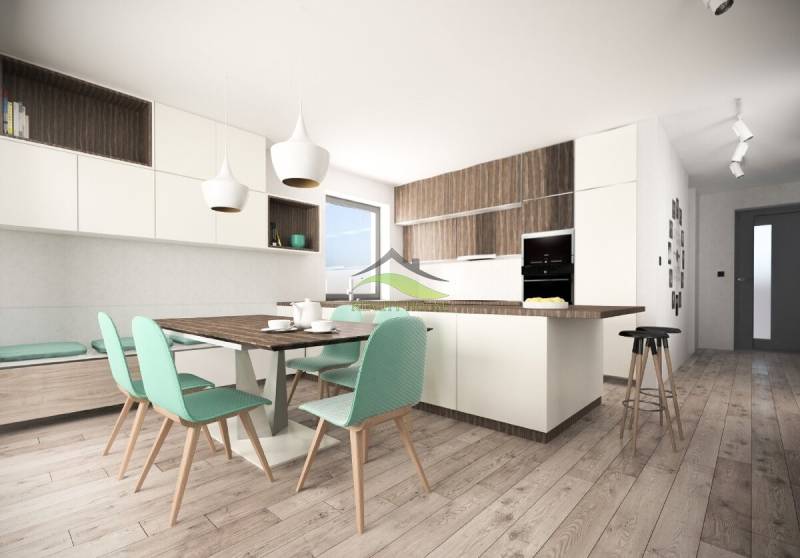 Eine Küche in einem Einfamilienhaus mit hellen Schränken, Holzboden und grünen Stühlen.