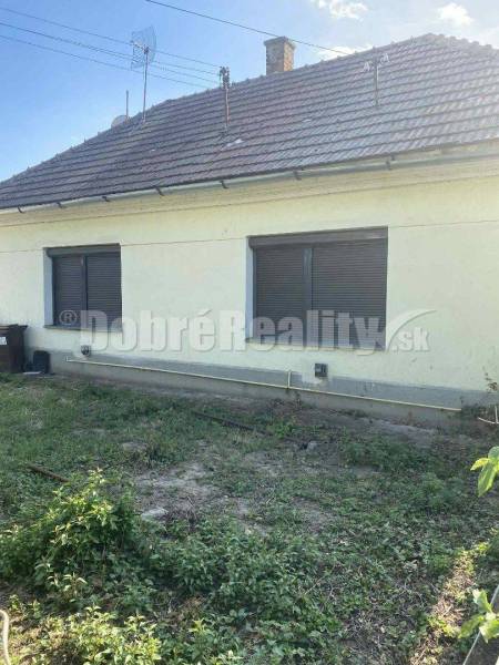 Ein Einfamilienhaus in Mojmírovciach hat einen Garten mit einem Rasen, der gepflegt werden muss.