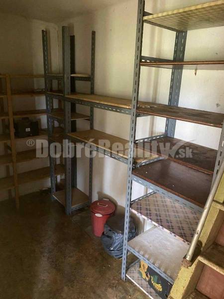 Lagerraum im Einfamilienhaus mit Regalen aus Metall und Holz.