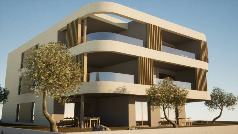 Ein zweistöckiges Gebäude mit Balkonen, Bäumen und Außenbestuhlung in der Nähe von 3-Zimmer-Wohnungen in Vodice.