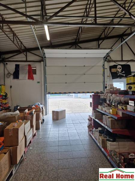 Šamorínska Straße, Lager und Hallen voller Waren mit offenen Lagertoren.