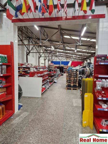 Der Laden in der Šamorínska-Straße bietet verschiedene Waren zwischen Lagern und Hallen an, aufgehängte Fahnen.