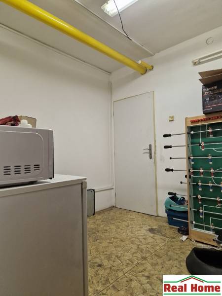 Ein kleiner Raum mit weißen Wänden, einem Spieltisch und Ausrüstung in der Šamorínska-Straße.