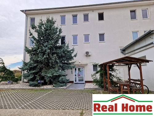 Gebäude in der Šamorínska-Straße mit Parkplätzen, verbunden mit dem Büro Real Home. Lager und Hallen.