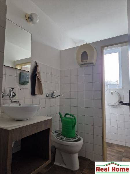 Badezimmer mit Waschbecken, Toilette und Duschkopf. Lager und Hallen in der Šamorínska-Straße.