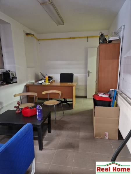 Büro auf der Šamorínska mit Möbeln, enthält einen Tisch, Regale und Büromaterial.