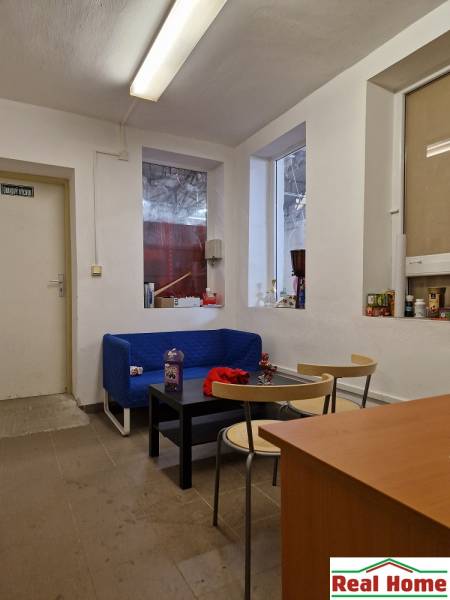 Raum in der Šamorínska-Straße mit Sofa, Tischen und Stauraum, geeignet für Lager.
