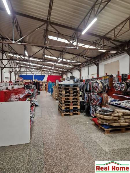 Lagerhäuser und Hallen in der Šamorínska-Straße, voll mit gelagerten Waren und Paletten.