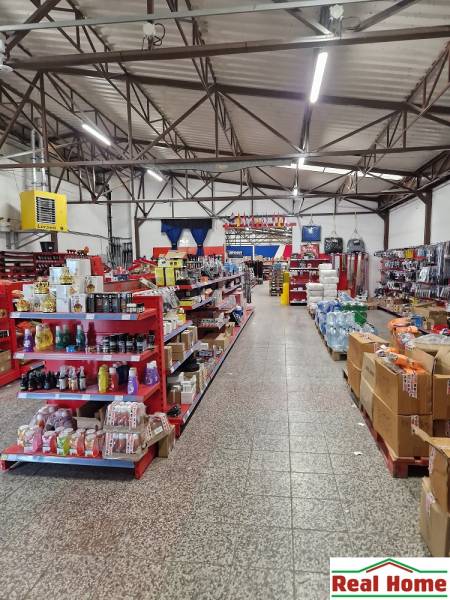 In einem großen Lager in der Šamorínska-Straße gibt es Regale mit einer breiten Auswahl an Produkten.