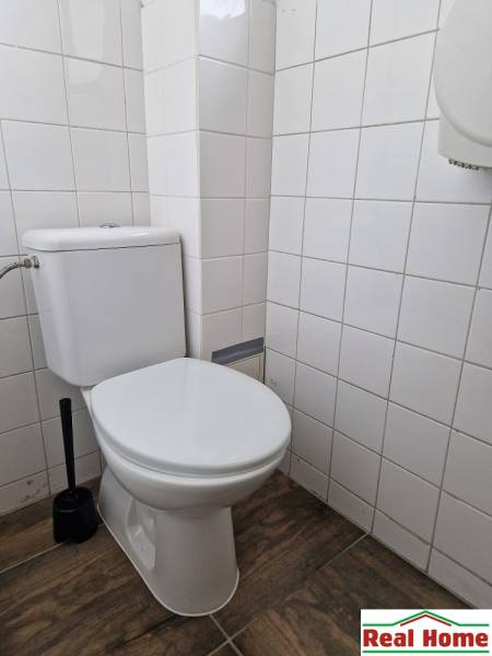 Badezimmer in der Šamorínska-Straße mit Grundausstattung und Fliesen, geeignet für Lager und Hallen.